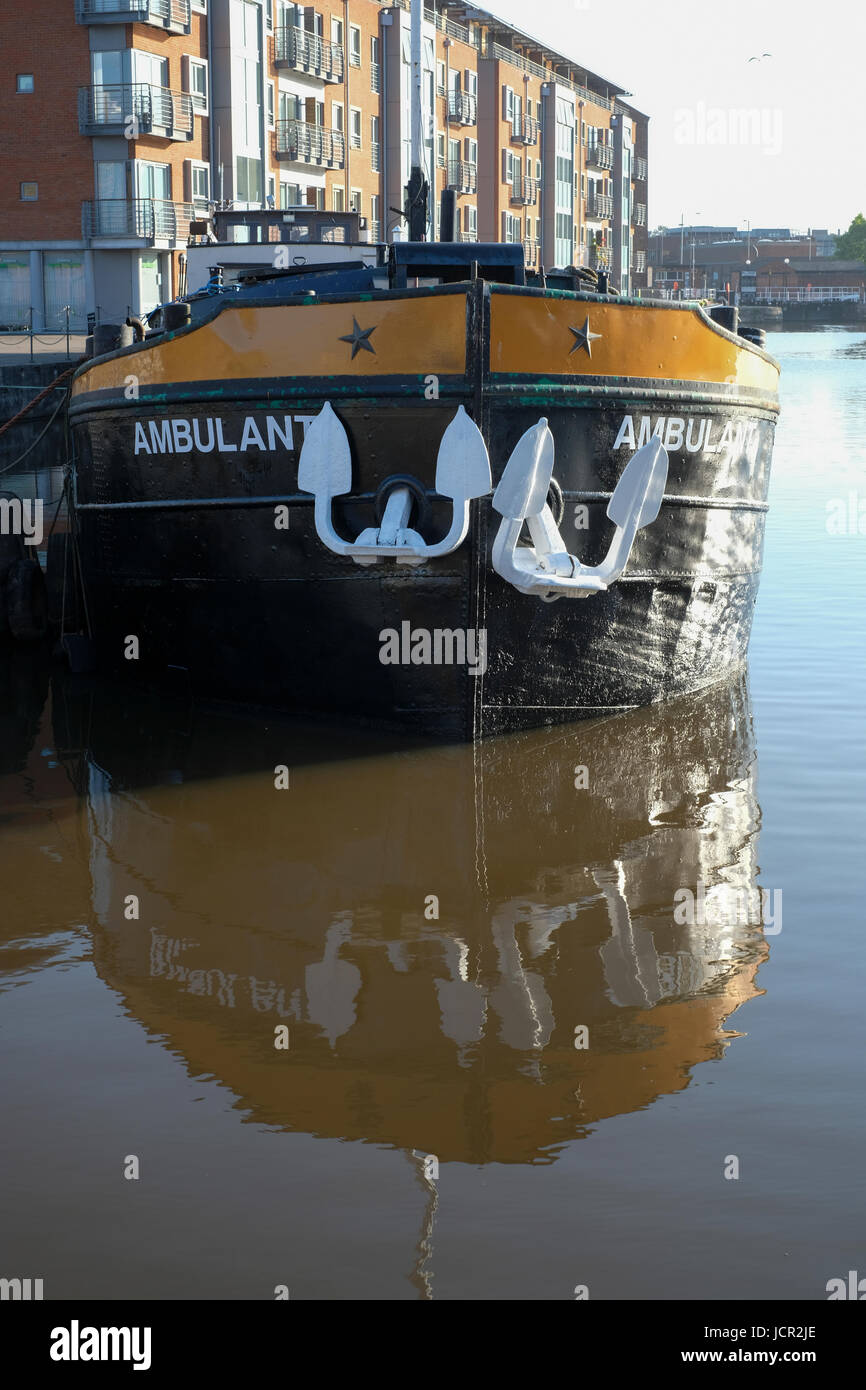 Hausboot Ambulant in Gloucester Docks für Wartung und Reparaturen Stockfoto