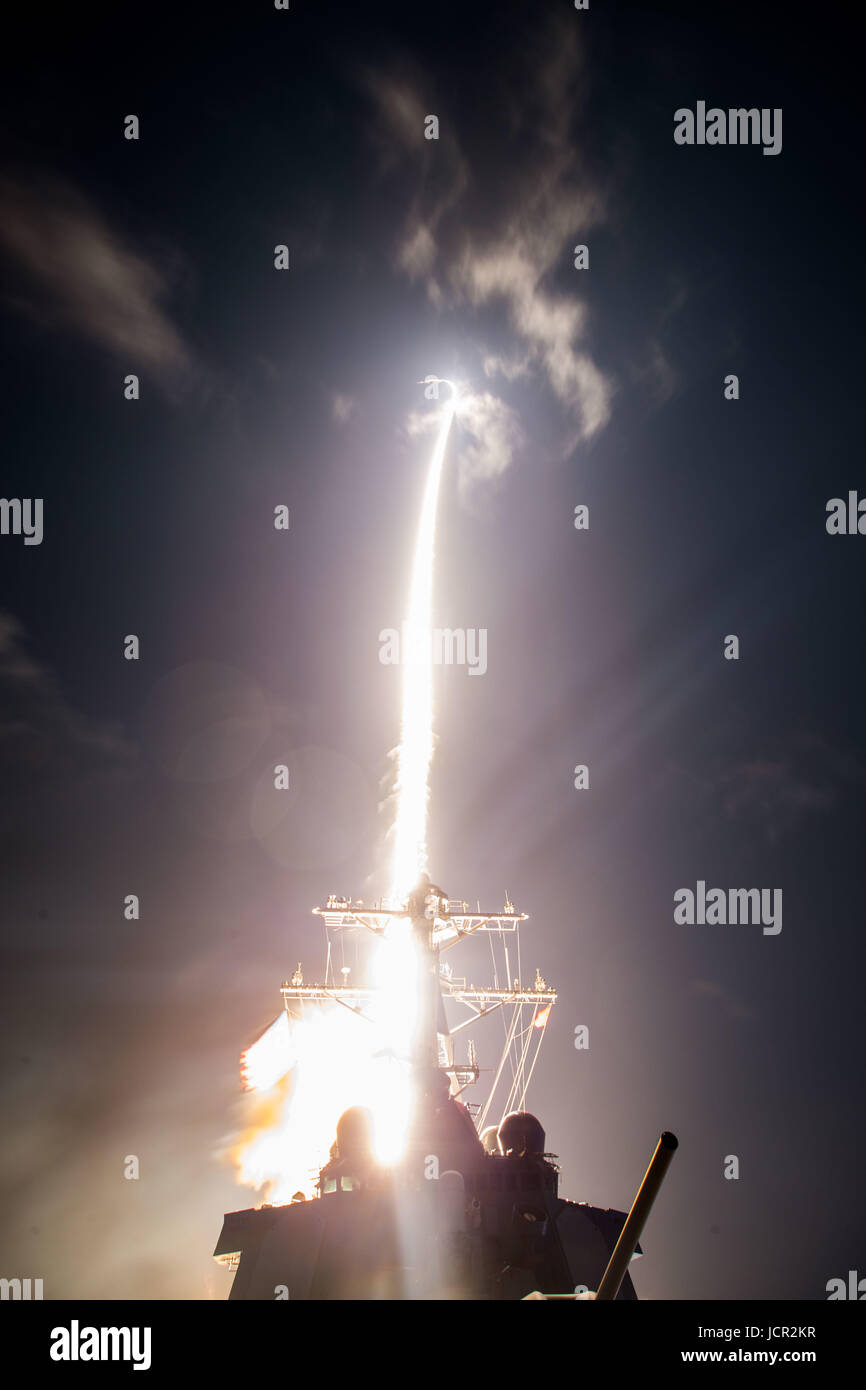 Die US Navy Arleigh Burke-Klasse geführt-Zerstörer USS John Paul Jones feuert eine Standard Missile-3 Block IIA während einer ballistischen Rakete Intercepter Test vor der Küste von Hawaii 3. Februar 2017 im Pazifischen Ozean. Stockfoto