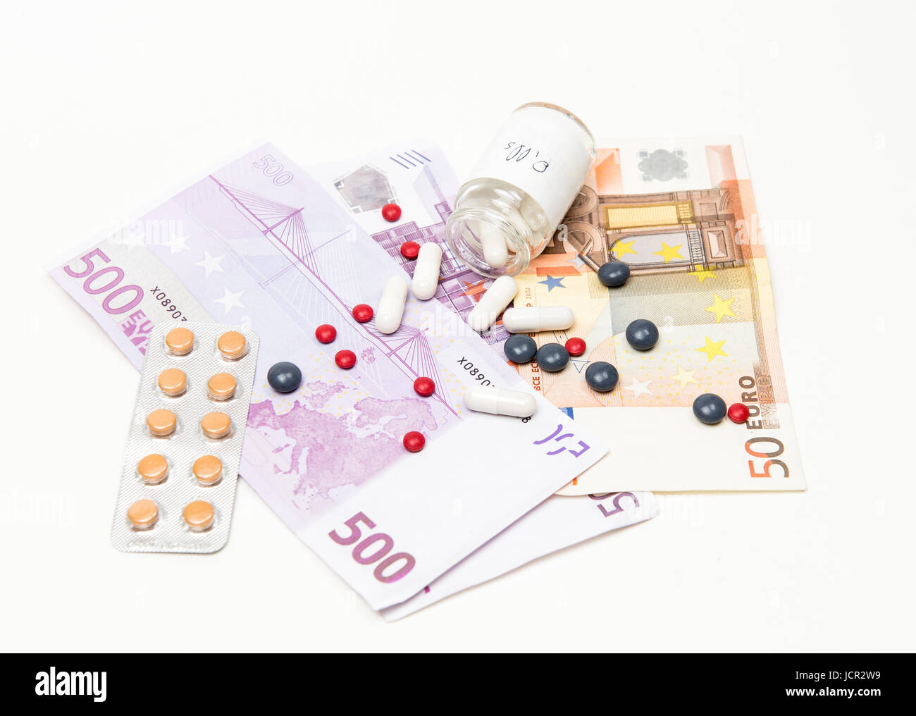 Euro-Geld-Scheine und medizinische Pillen. Konzept der teuren Gesundheitsvorsorge und Medizin Stockfoto