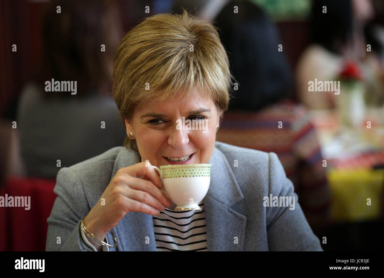 Erste Minister Nicola Sturgeon Tee trinken in Glasgow Frauen Bibliothek organisiert besucht sie eine Tee-Party, die zählt mehr als 100.000 Veranstaltungen statt in ganz Großbritannien für die großen Get-Together, von MP Jo Cox Witwer Brendan am Wochenende den Jahrestag ihres Todes. Stockfoto