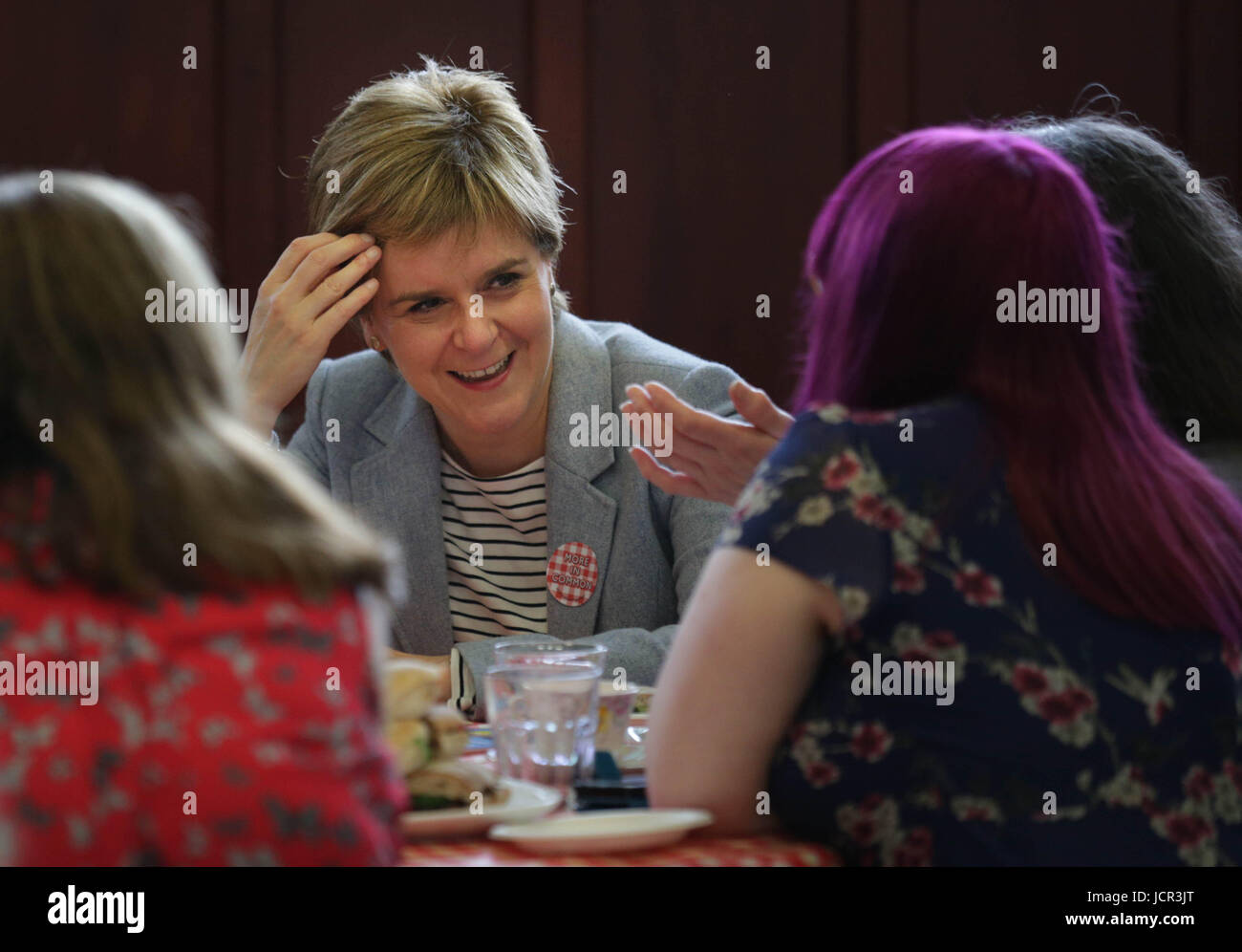 Erste Minister Nicola Sturgeon schließt sich Menschen in Glasgow Frauen Bibliothek als sie eine Tee-Party, die zählt mehr als 100.000 Veranstaltungen in ganz Großbritannien für die großen Get-Together besucht, am Wochenende des Jahrestages des Todes von MP Jo Cox Witwer Brendan organisiert. Stockfoto