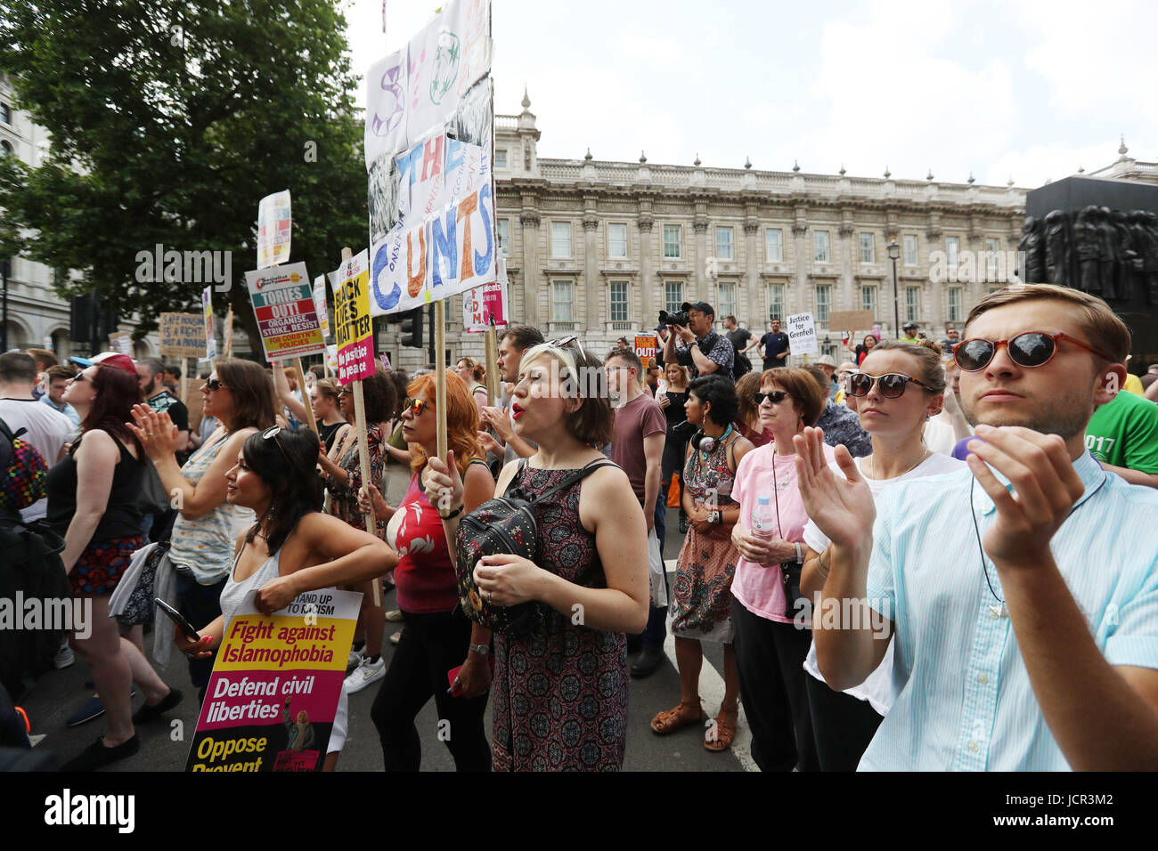 Demonstranten in Whitehall, London, anspruchsvolle Antworten und Gerechtigkeit über die Grenfell Turm-Katastrophe. Stockfoto