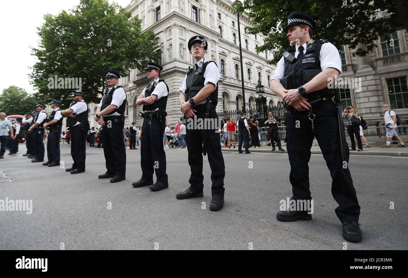 Polizei Linie Whitehall, London, als Demonstranten Antworten und Gerechtigkeit über die Grenfell Turm-Katastrophe fordern. Stockfoto