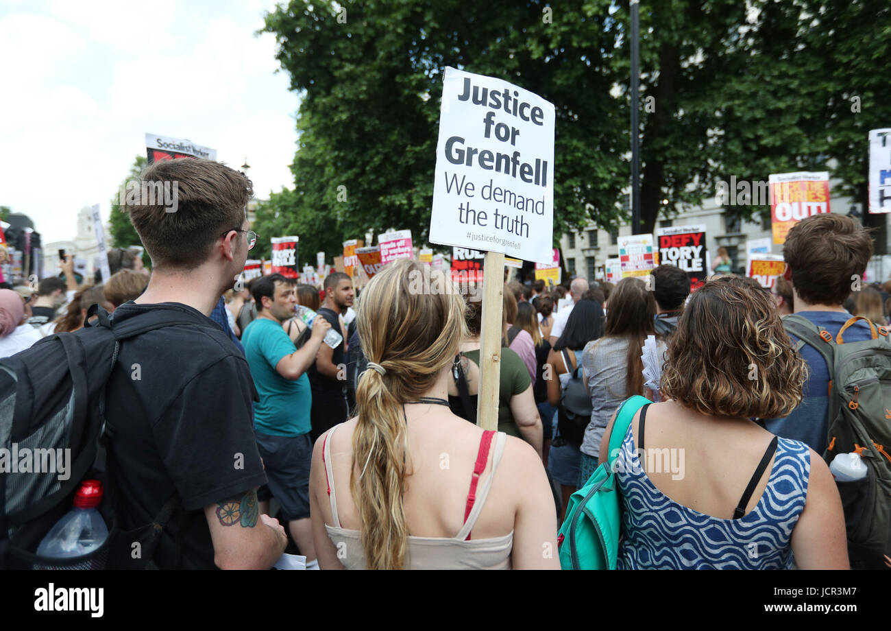 Demonstranten in Whitehall, London, anspruchsvolle Antworten und Gerechtigkeit über die Grenfell Turm-Katastrophe. Stockfoto