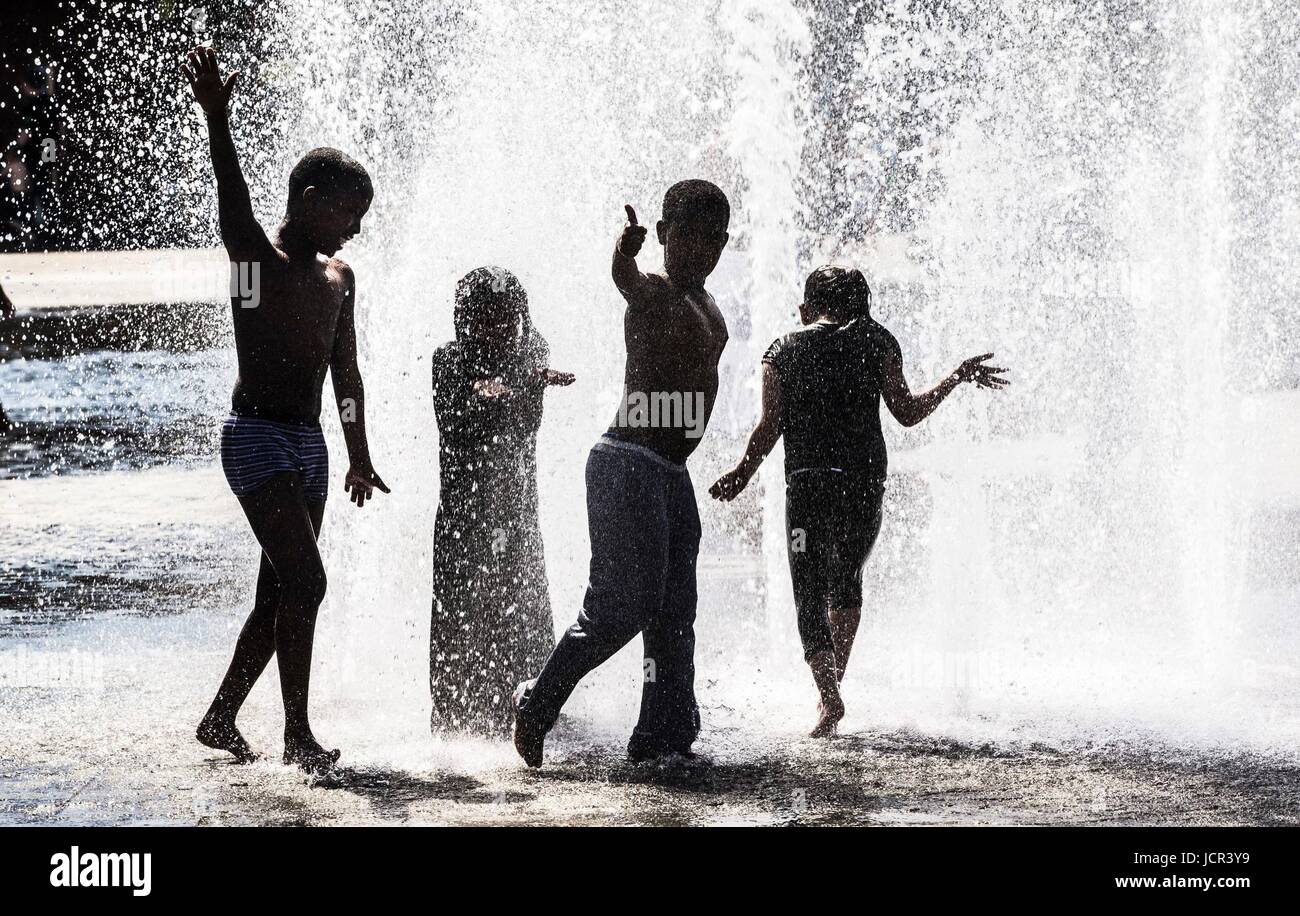 (Elterliche Einwilligung) Kinder spielen in einem Wasserbrunnen in Bradford, Yorkshire, Großbritannien eingestellt ist, in seiner heißesten Tag des Jahres an diesem Wochenende mit dem schönen Wetter in der kommenden Woche weiter zu sonnen. Stockfoto