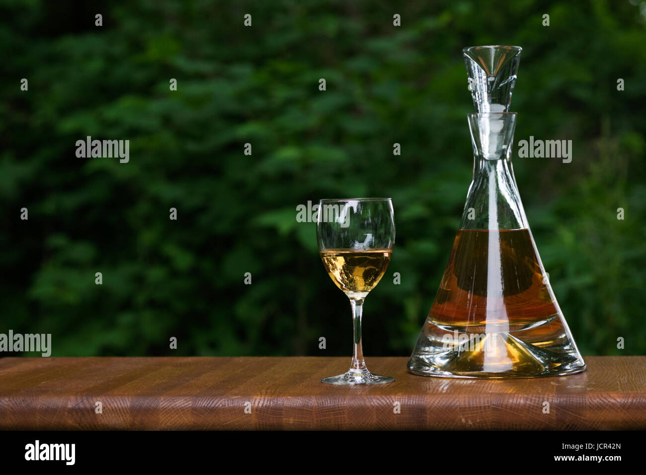 Ein Cognac-Schwenker Brandy sitzen auf einer Eiche Tischplatte. Stockfoto