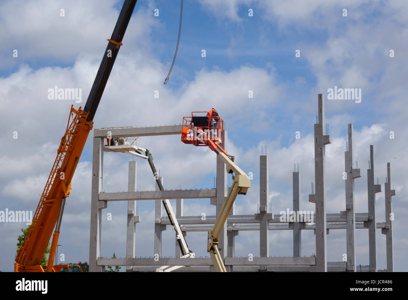 Montage einer Betonkonstruktion auf der Baustelle Stockfoto