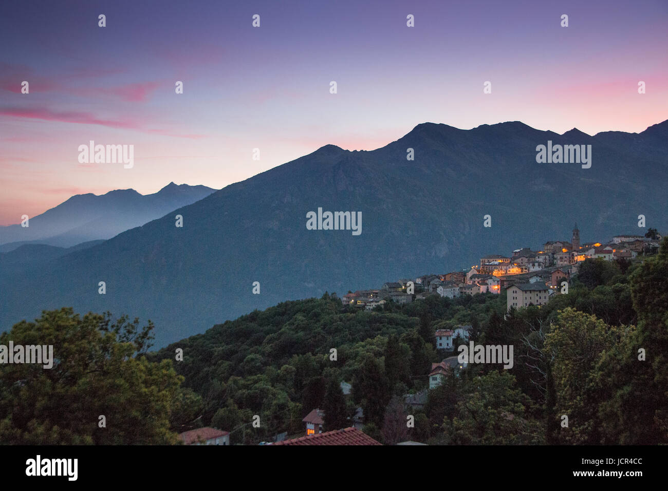 Nacht fällt über Andrate in Piemont Italien Stockfoto