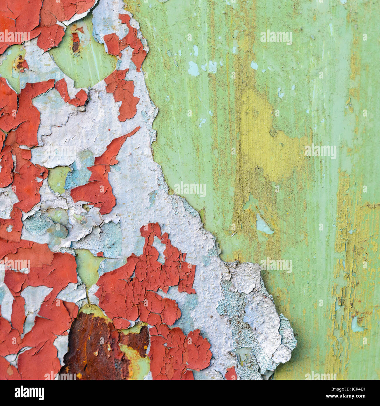 Grüne und rote abblätternde Farbe auf auf alten Metalloberfläche. Alte Metall Textur für Hintergrund Stockfoto