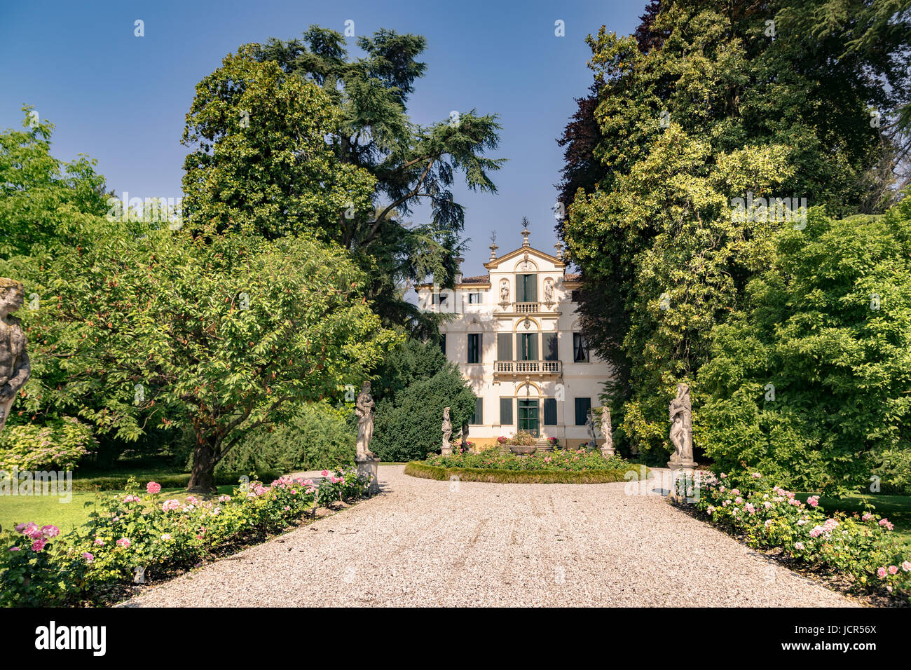 Padua, Italien - 4. Juni 2017: Typisch venezianischen Villa des achtzehnten Jahrhunderts von einem italienischen Garten umgeben. Stockfoto