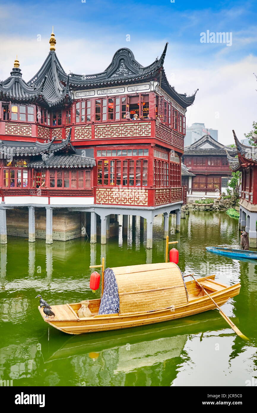 Traditionelle chinesische Holzboot in Yu-Garten, Shanghai, China Stockfoto