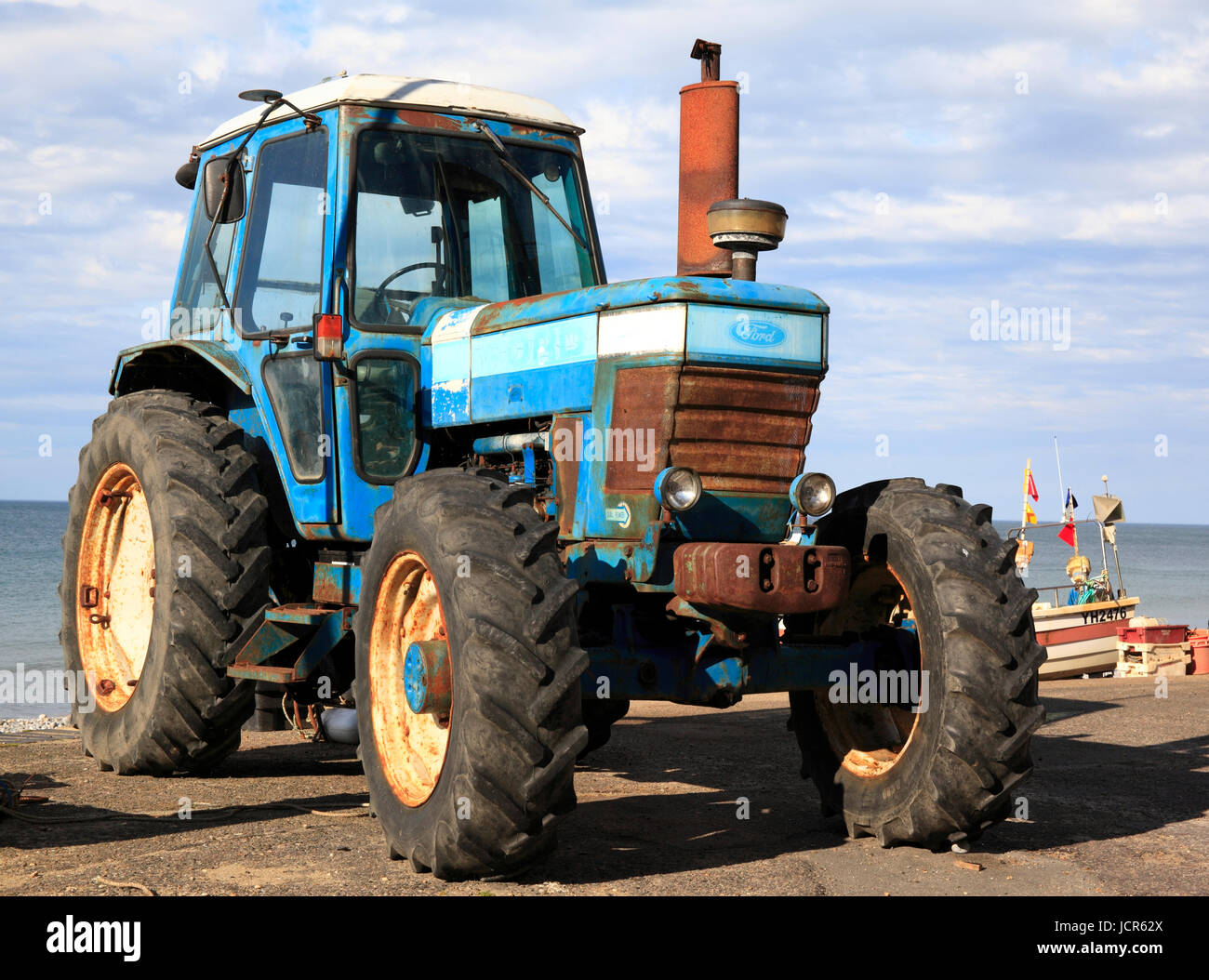 Traktor verwendet für das Schleppen der Angelboote/Fischerboote zum und vom Meer entfernt, Cromer Beach, Cromer; Norfolk; England, Europa Stockfoto