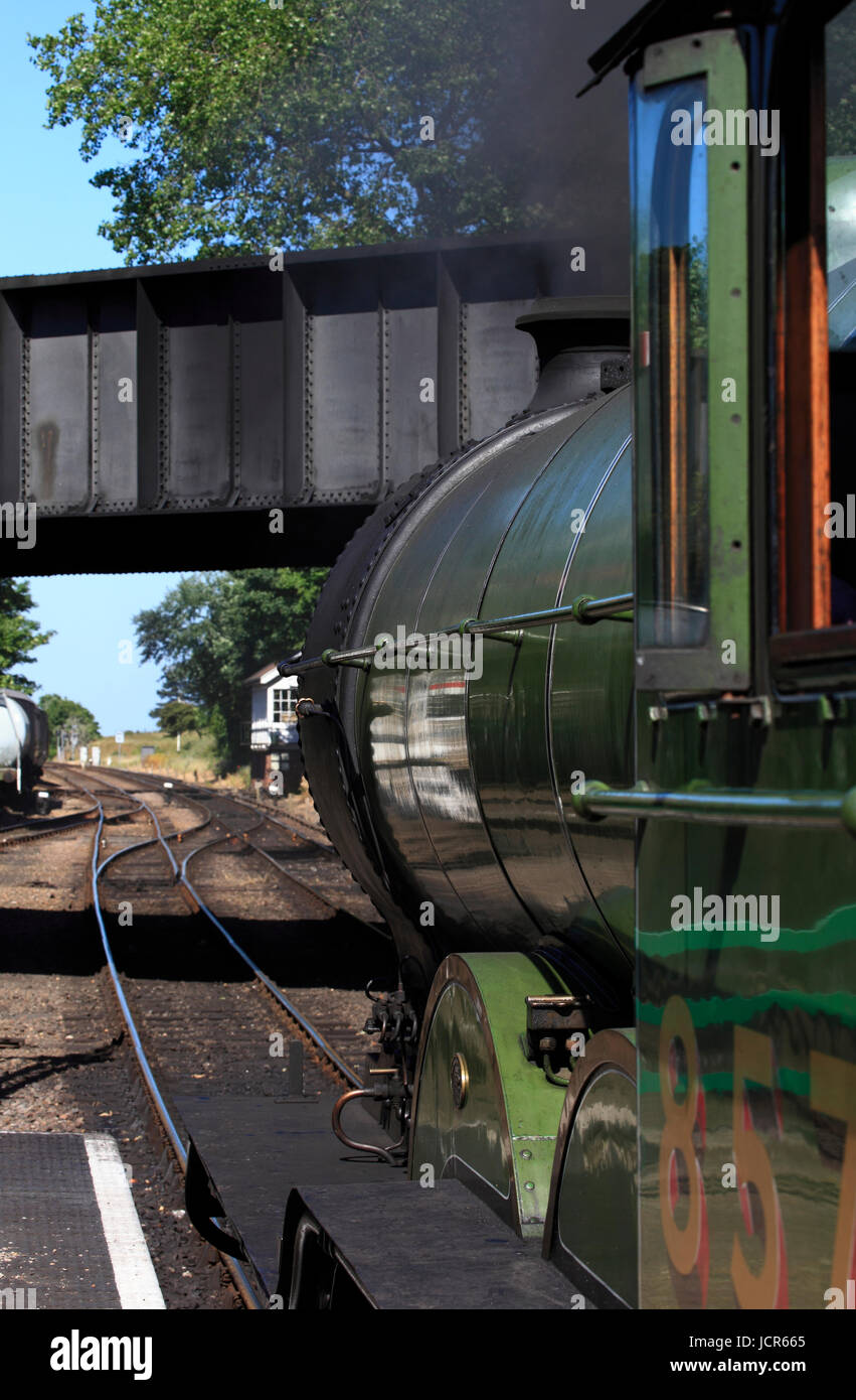 LNER B12 8572 Dampflokomotive in Apfelgrün Lackierung zieht weg auf die North Norfolk Railway, North Norfolk, England, Europa Stockfoto