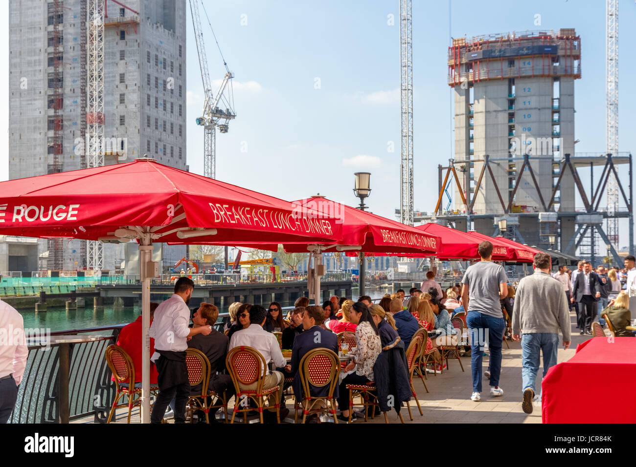London, UK - 10. Mai 2017 - Dockside Restaurant in Canary Wharf voll mit Menschen, die Essen an einem sonnigen Tag Stockfoto