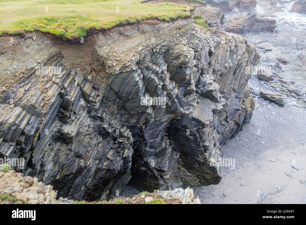 Beeindruckende Gesteinsschichten, die Falten in der Nähe von Godrevy Point auf das Fell der North Cornwall, England, UK Stockfoto