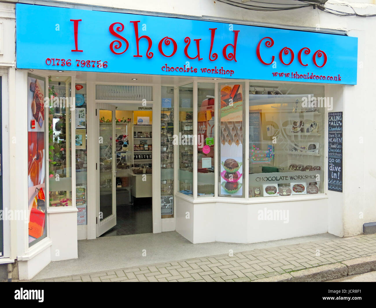 Eine Auswahl von Geschenken und Leckereien für die Chocoholic gibt es in diesem St Ives Shop, Cornwall, England, UK Stockfoto