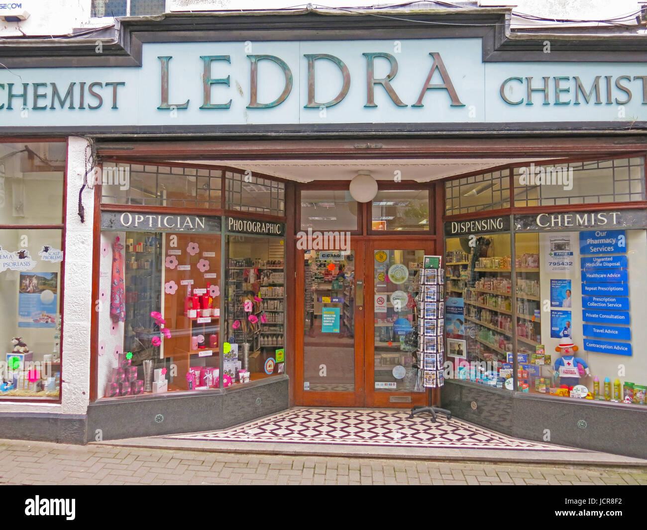 Ein traditionelles Apotheke behält noch seine 1950er/1960er Jahre Styling in St. Ives, Cornwall, England, UK Stockfoto