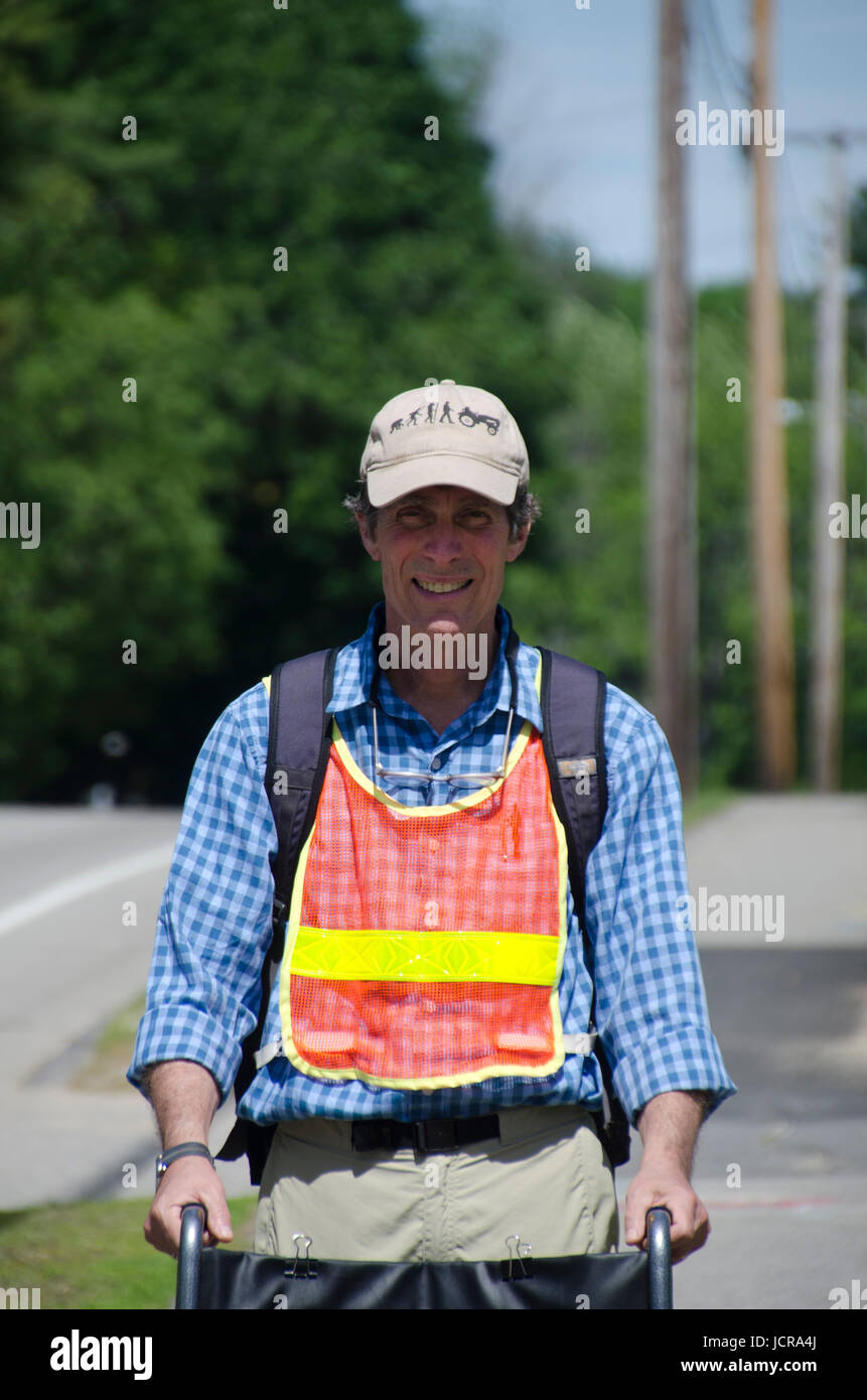 Mann schieben Rollstuhl in Stadt Gehwegs Umfrage, "aging im Ort", Yarmouth, Maine, USA Stockfoto