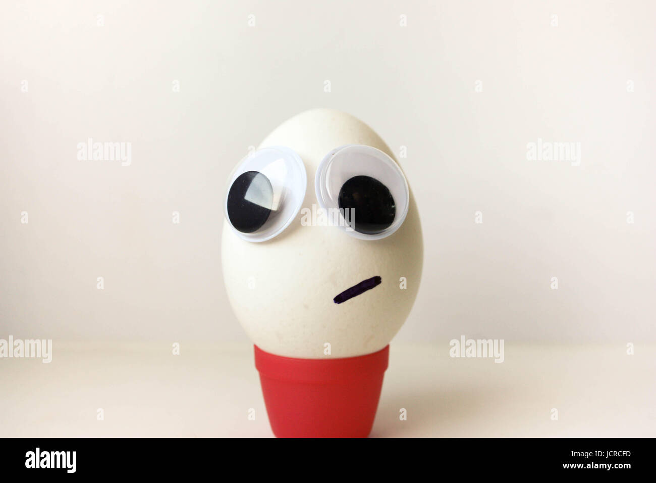 Hervorquellenden Augen. Ei mit lustigem bemalte Gesicht auf einem weißen Hintergrund. Foto für Ihr Design. Stockfoto