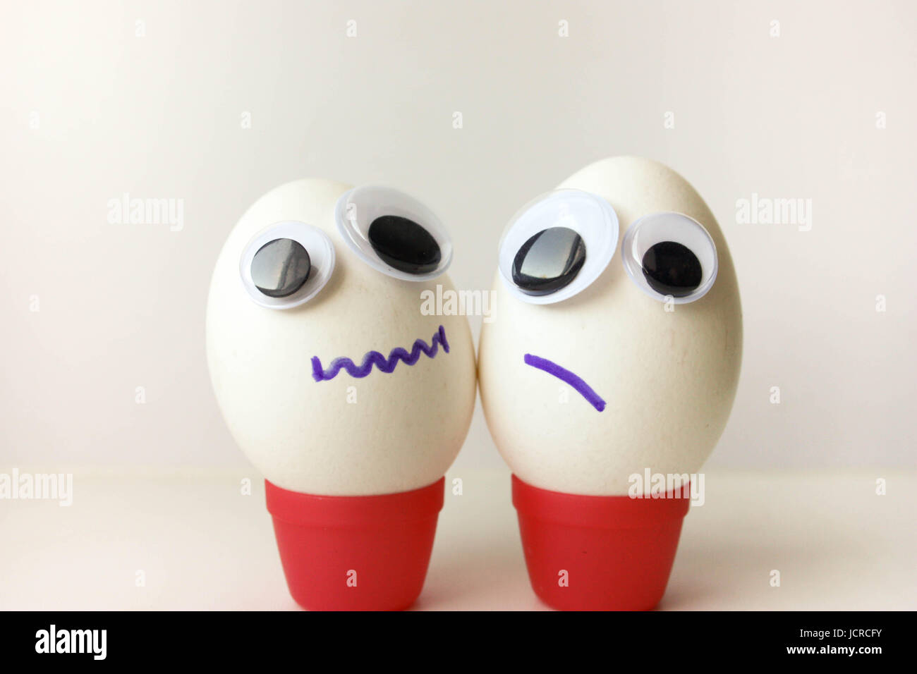 Stille-Konzept. Ei mit lustigem bemalte Gesicht auf einem weißen Hintergrund. Foto für Ihr Design. Stockfoto