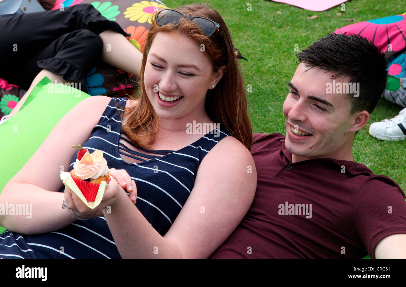 Paar erfreuen Sie sich an einen kleinen Kuchen Geschmack von Dublin Food Festival, Irland Stockfoto