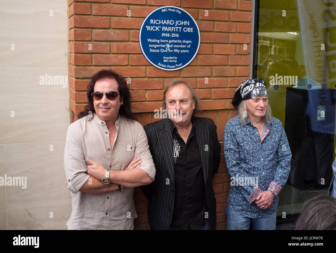 Woking, Großbritannien. 15. Juni 2017. Blaue Plakette für Rick Parfitt als Bestandteil der BBC Music Day enthüllt. Stockfoto