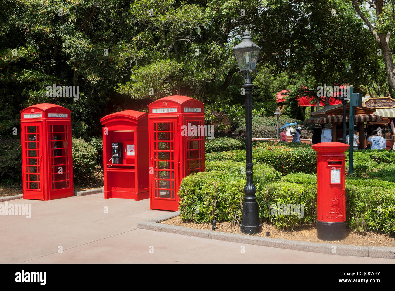 Kultigen roten Telefonzellen und Briefkasten im Epcot Themenpark in Orlando, Florida. Stockfoto
