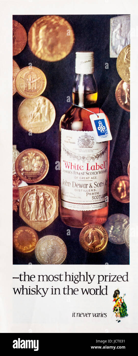 Ein Magazin der 1960er Jahre Werbung Werbung Dewar's White Label Scotch Whisky. Stockfoto