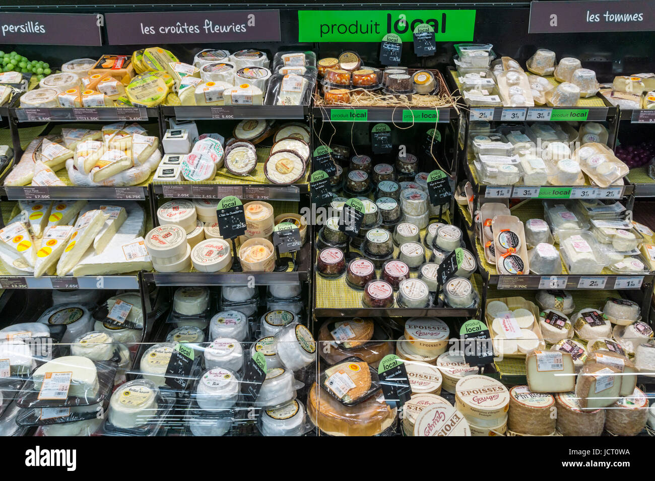 Lokal produzierte Käse für den Verkauf in einem französischen Supermarkt unter Produit lokale Zeichen Stockfoto