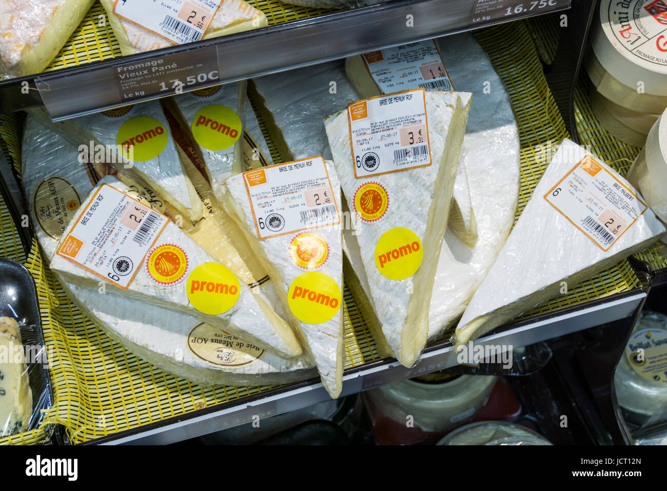 Verpackte Scheiben Brie Käse für den Verkauf in einem französischen Supermarkt Stockfoto