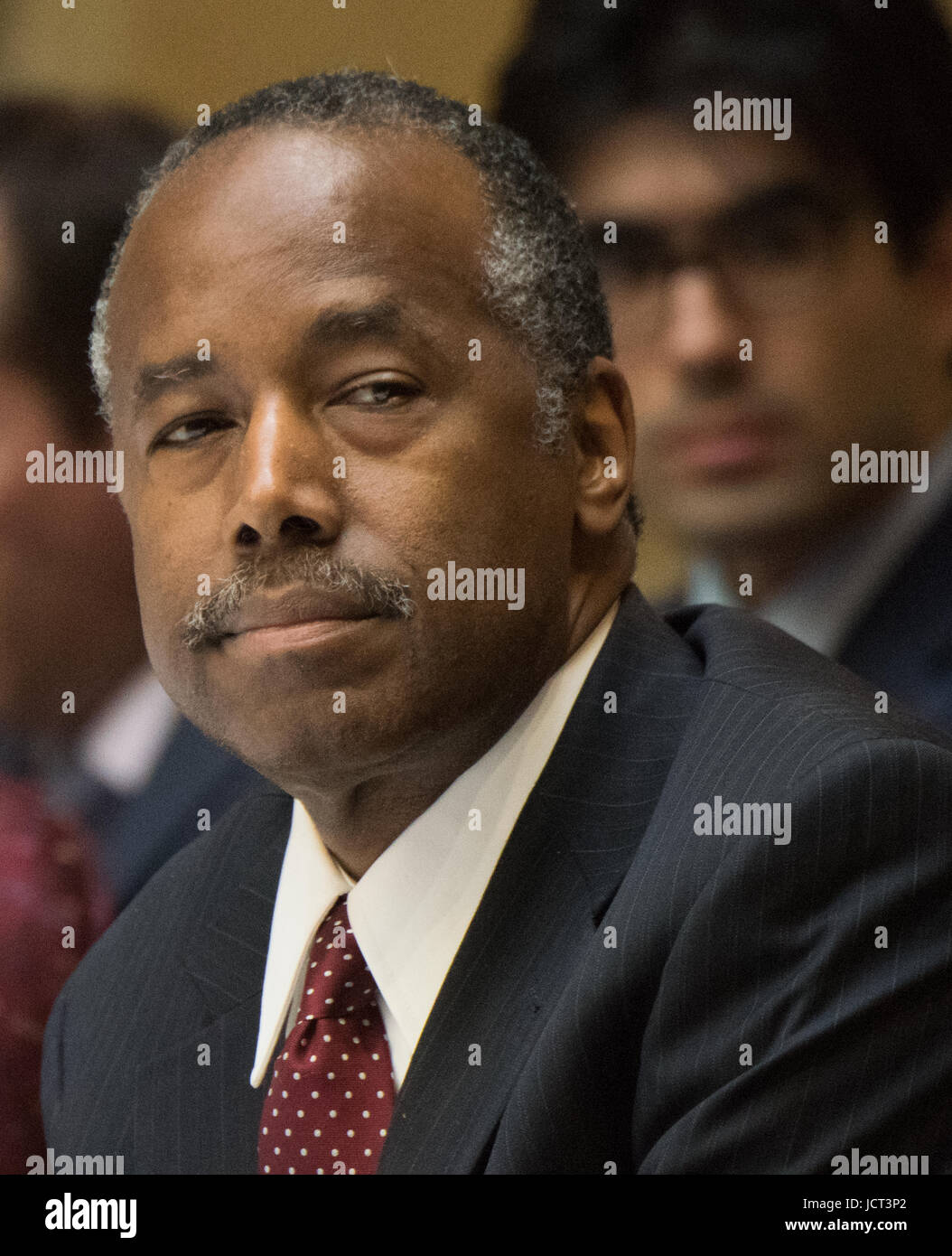 US Secretary Of Housing And Urban Development Dr. Ben Carson hört Delegierten während der konstituierenden Sitzung der Interagency Task Force für Landwirtschaft und ländliche Wohlstand des Department of Agriculture 15. Juni 2017 in Washington, D.C. Stockfoto