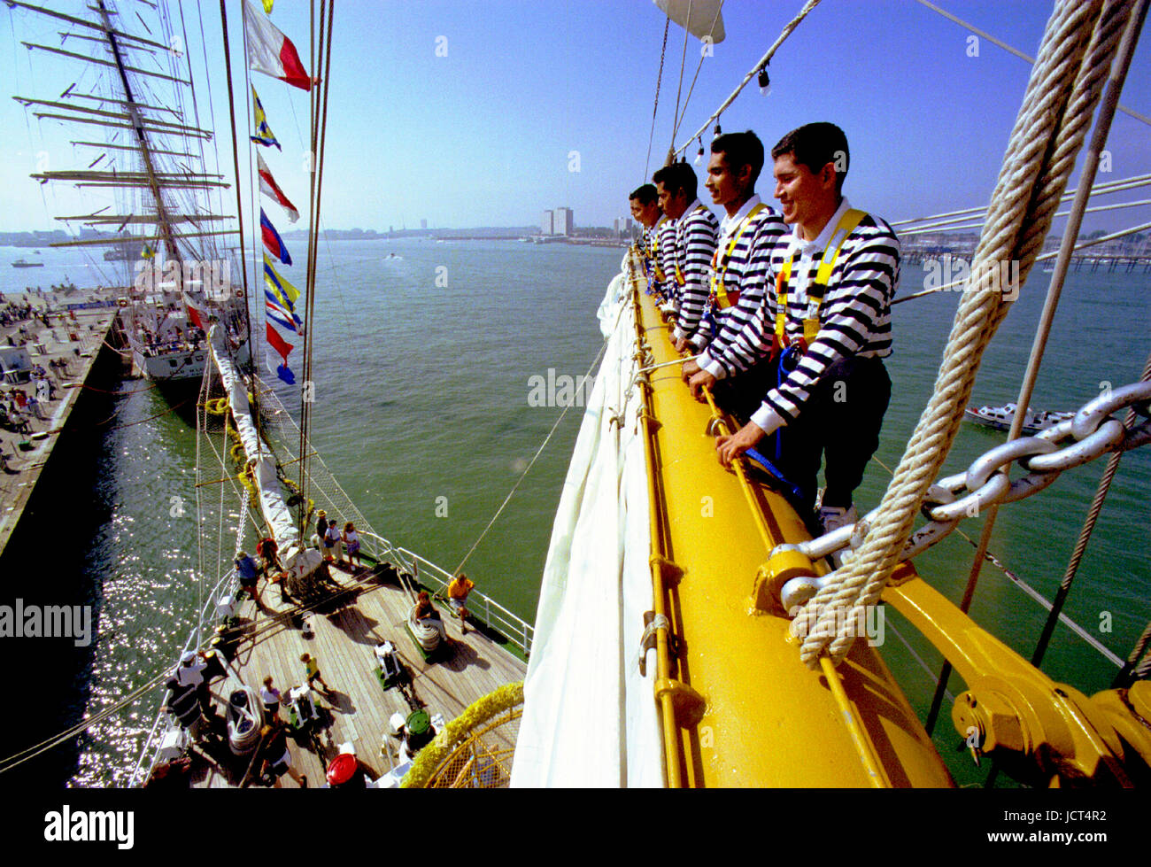 Mexikanische Matrosen, die Teilnahme an dem Festival des Meeres, wenn 1.000 Segelschiffe in Portsmouth Naval Dockyard versammelt. Sie sind in der Takelage hoch. Stockfoto