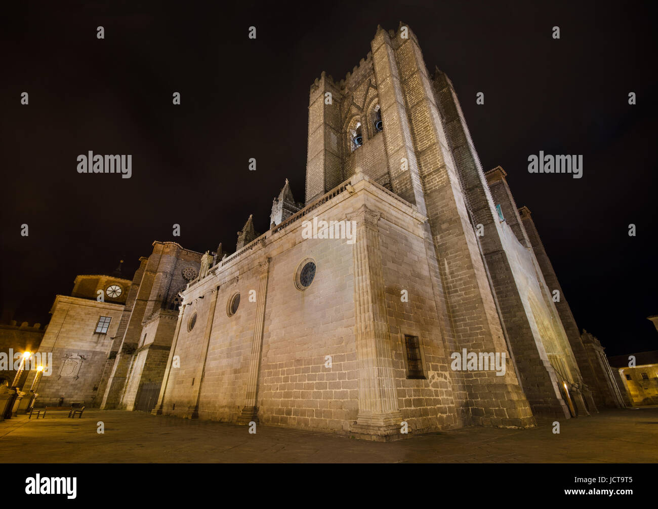 Nachtaufnahme des berühmten Avila Kathedrale, Castilla y Leon, Spanien. Stockfoto