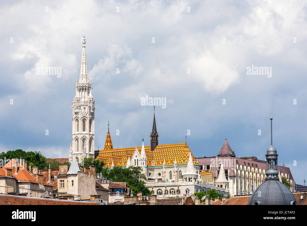 Matthias Barockkirche (Matyas Kirche) mit Turm und bunten Dach Schloss Stadtteil Buda, Budapest, Hauptstadt von Ungarn, Mitteleuropa Stockfoto