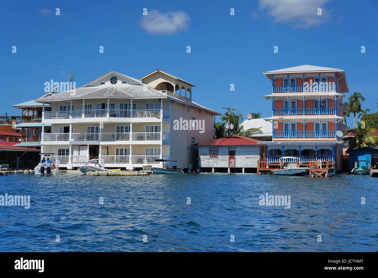 Overwater Hotels mit einem rustikalen Haus zwischen Meer Ufer Doppelpunkt-Insel, Bocas del Toro, karibische Küste von Panama in Mittelamerika Stockfoto