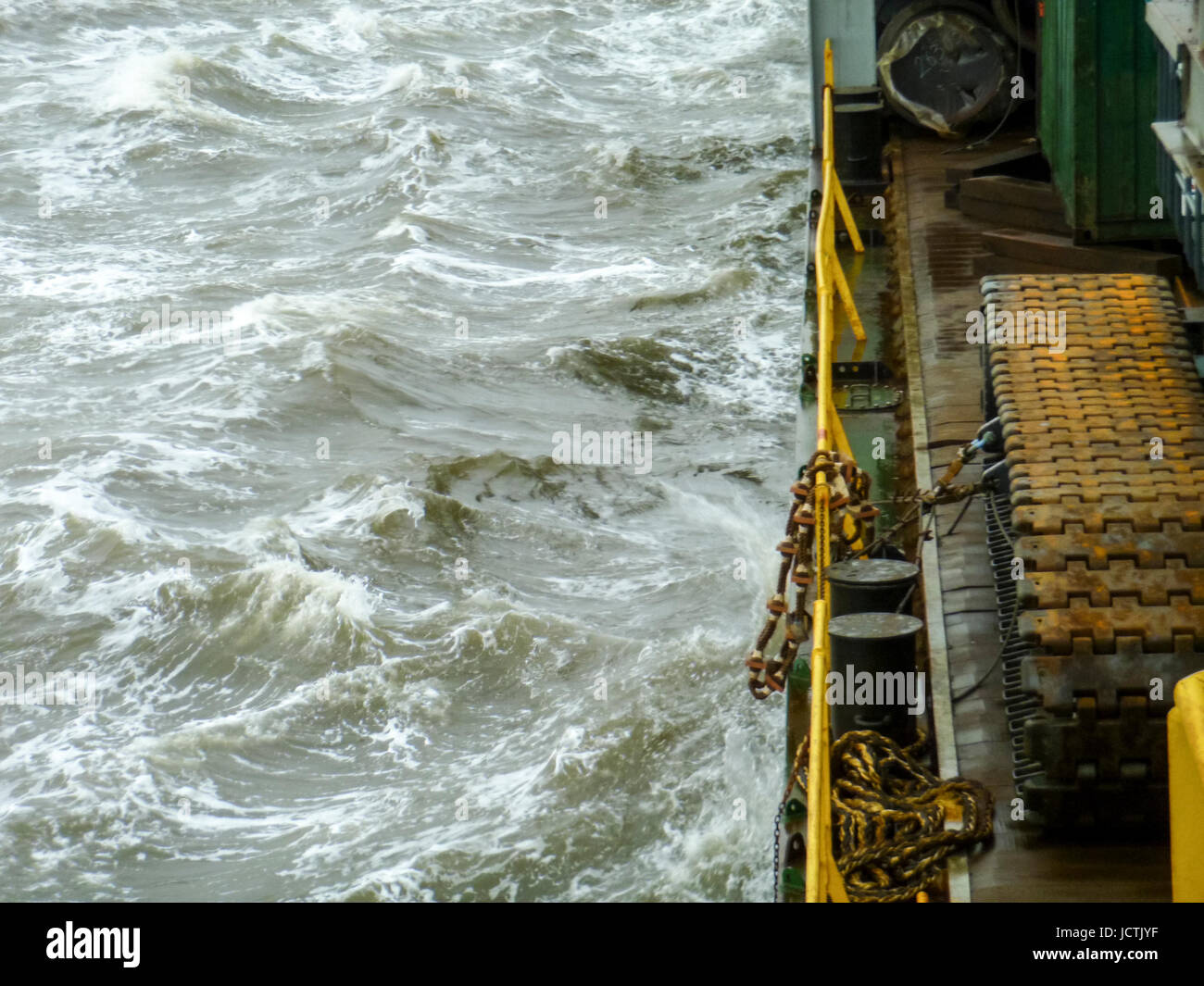 Schiff im Meer. Der Rand des Binnenschiff-Deck. Stockfoto