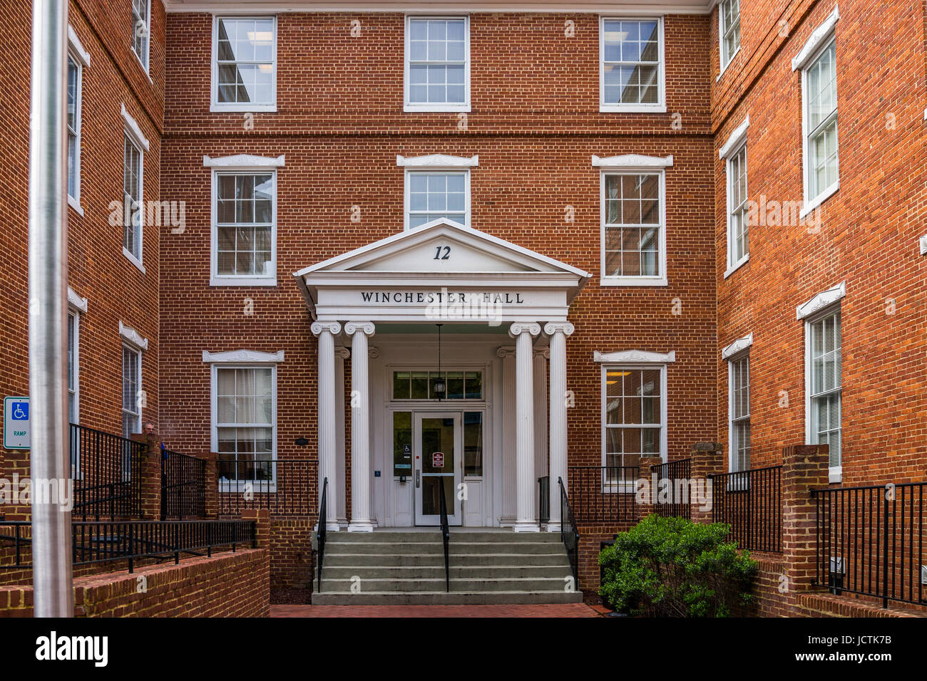 Friedrich, USA - 24. Mai 2017: Winchester Hall in Innenstadt in Maryland mit gemauerten Gebäude außen, Zeichen Stockfoto