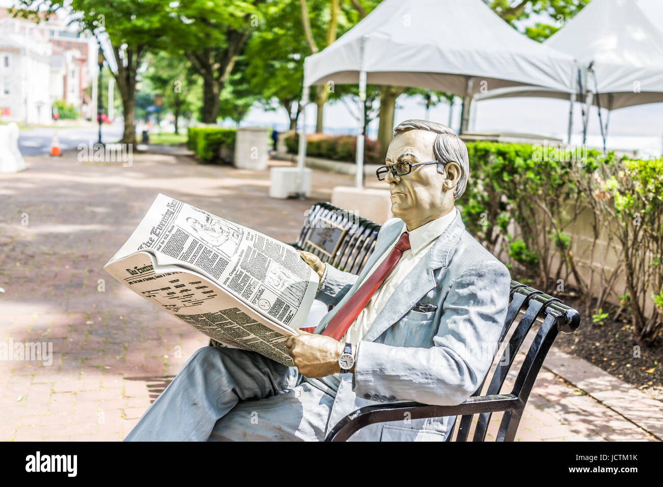 Man on bench bronze sculpture Fotos und Bildmaterial in hoher