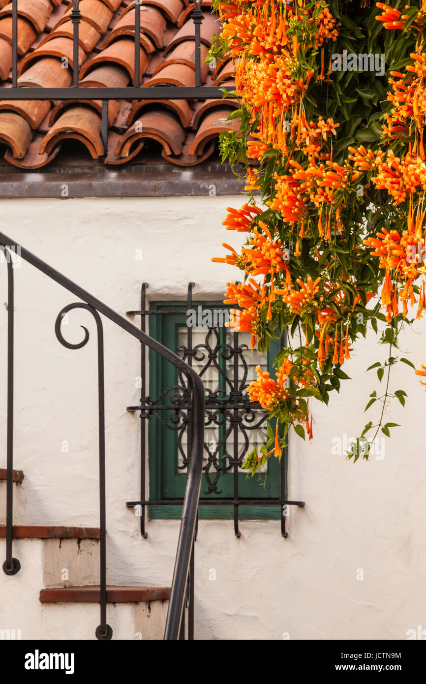 schmiedeeiserne Treppe und rotes Ziegeldach, El Paseo, Santa Barbara, Kalifornien Stockfoto