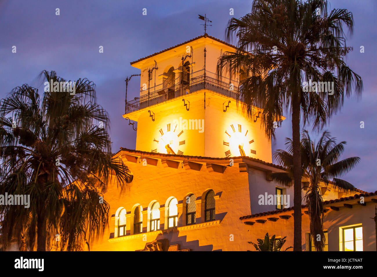 Glockenturm an der Dämmerung, Santa Barbara County Court House, Santa Barbara, Kalifornien Stockfoto