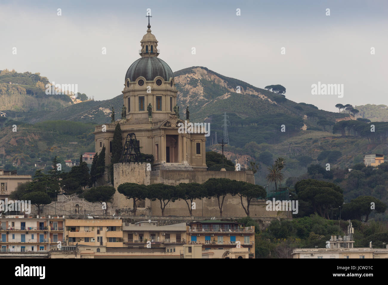 Ansicht von Sacrario di Cristo Re (Schrein von Christ der König) mit Blick auf den Hafen der Stadt Messina, Sizilien, Italien mit Bergen im Hintergrund Stockfoto