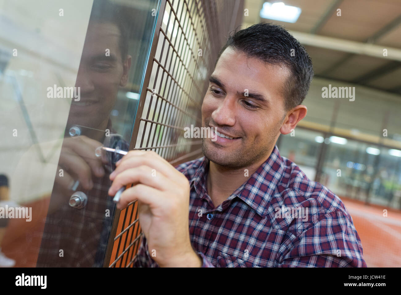 Man öffnet eine Glastür Stockfoto