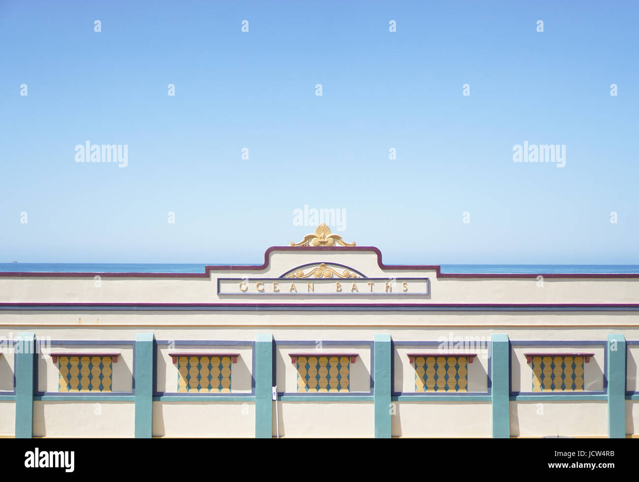 Art-Deco-Gebäude am Meer Stockfoto