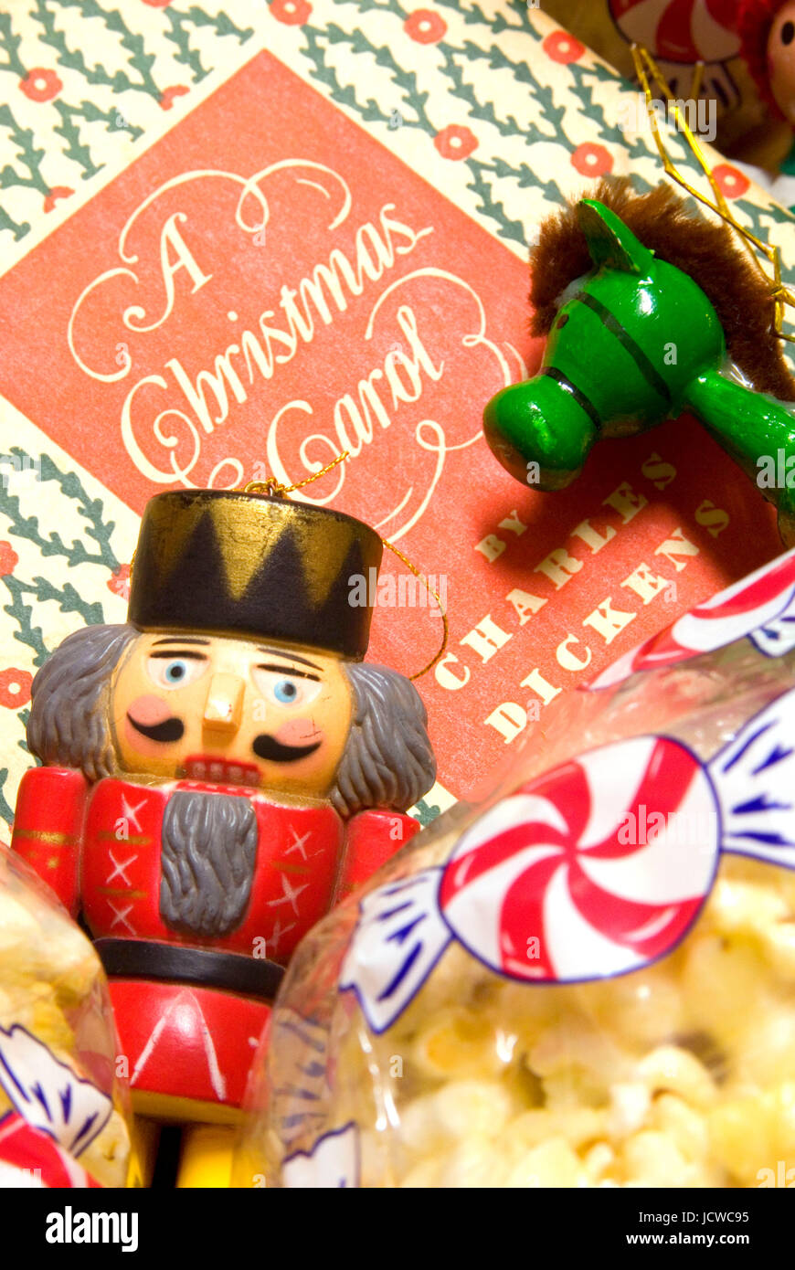 Weihnachtsschmuck & A Christmas Carol im Popcorn-Bällchen Stockfoto