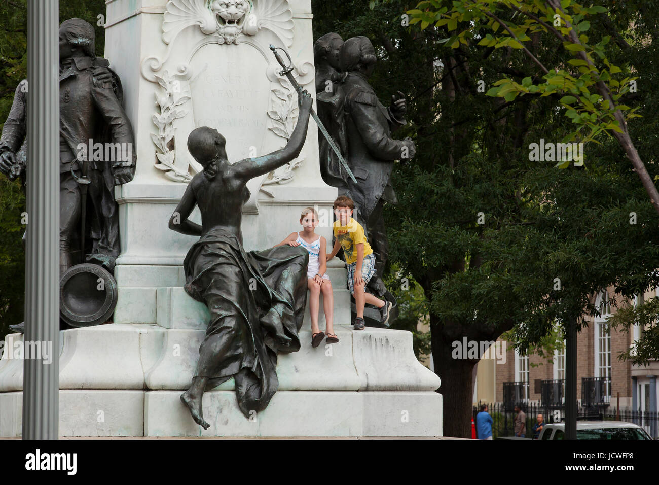 Kinder klettern auf öffentlichen Statue zu fotografieren - Washington, DC USA Stockfoto