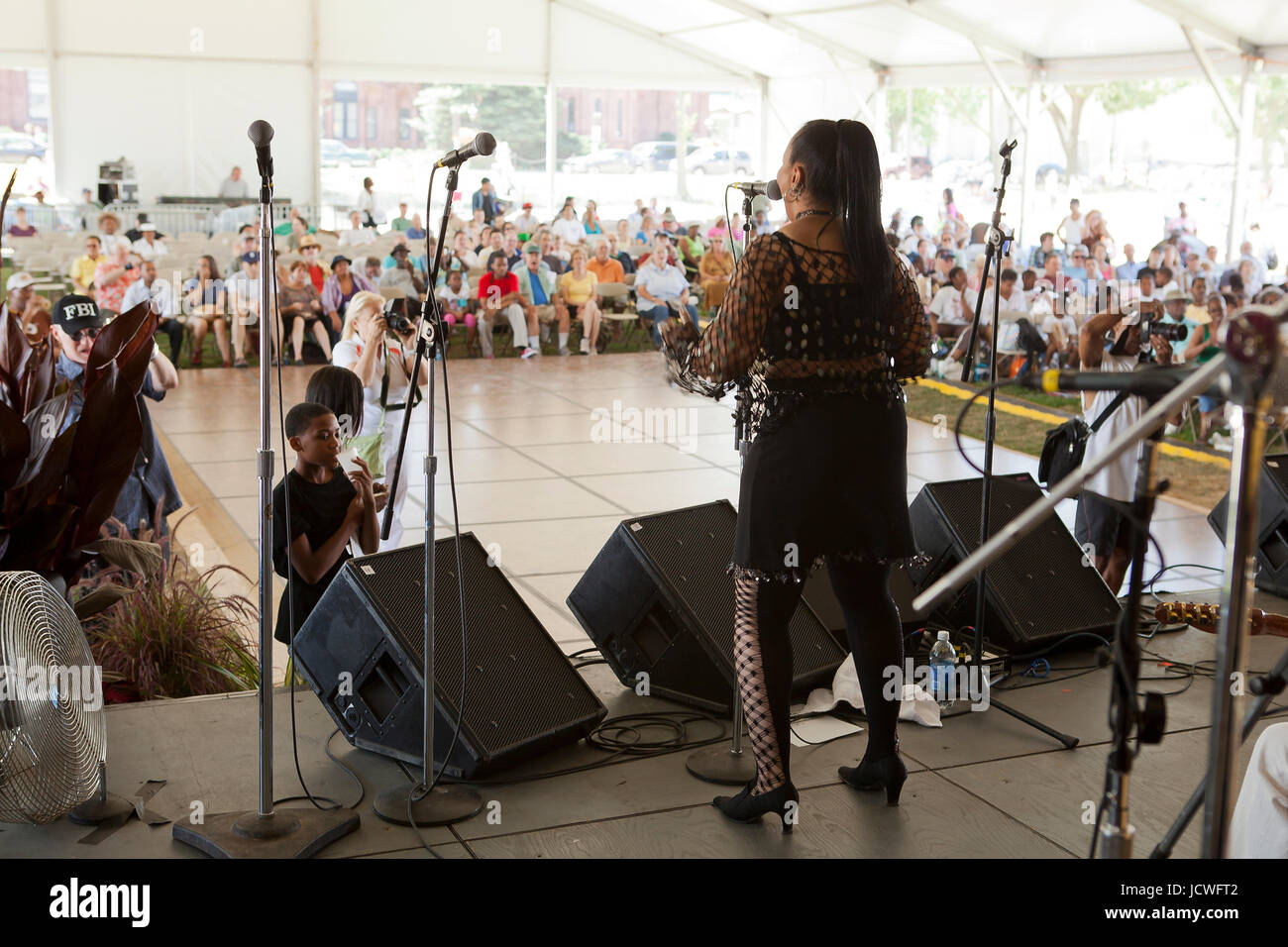 Weibliche afroamerikanischen Rhythm and Blues Musiker singen auf der Bühne - USA Stockfoto