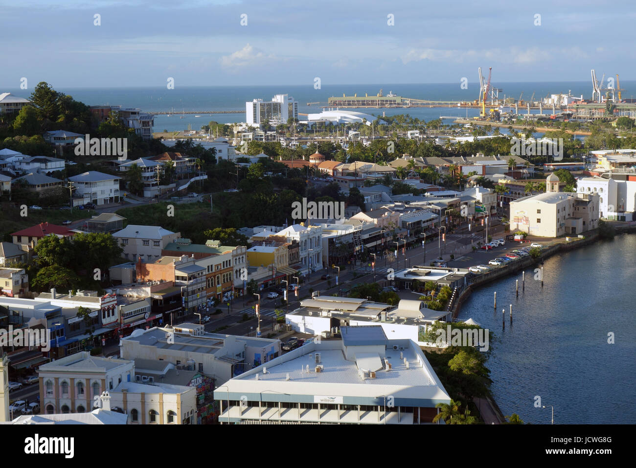 Zeigen Sie über Flinders St, Townsville, mit Ross River und Hafenanlagen und Cleveland Bay im Hintergrund, Queensland, Australien an. KEINE PR Stockfoto