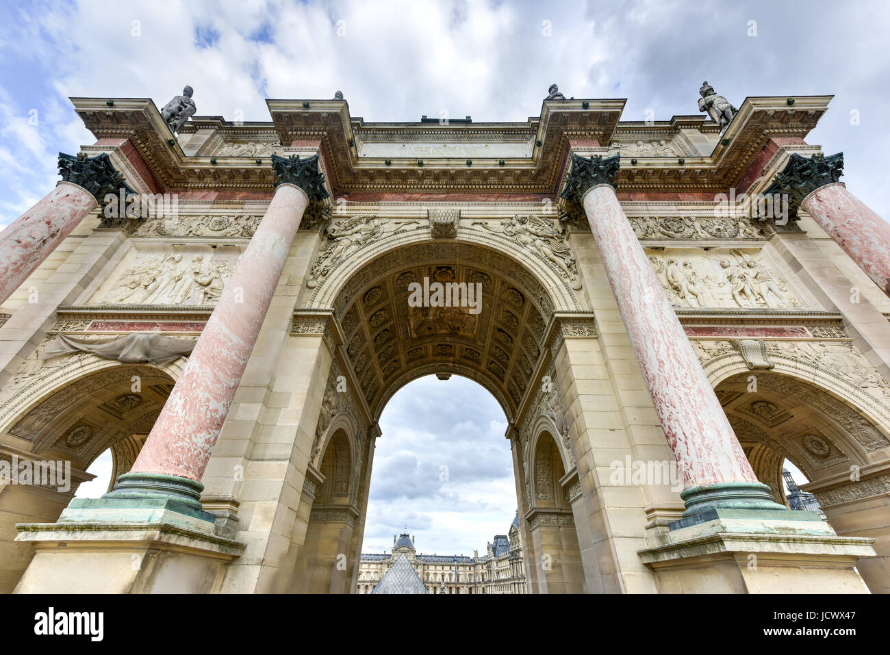 Triumphbogen (Arc de Triomphe du Carrousel) im Jardin des Tuileries in Paris, Frankreich. Denkmal wurde zwischen 1806-1808 Napoleons mi Gedenken errichtet. Stockfoto