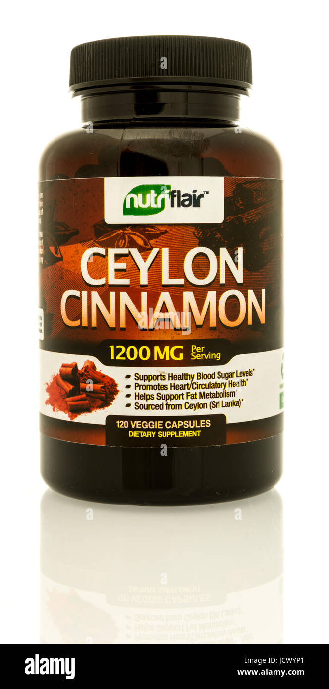 Winneconne, Wisconsin - 4. Juni 2017: eine Flasche Nutrifair Ceylon-Zimt Kapseln einen isolierte Hintergrund Stockfoto