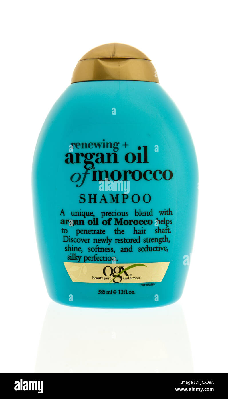 Winneconne, Wisconsin-13 Juni 2017: eine Flasche OGX Erneuerung Argan-Öl von Morocoo Shampoo auf einem isolierten Hintergrund Stockfoto